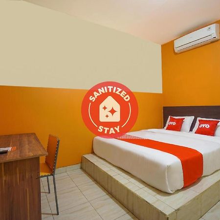 Отель Super Oyo 2639 Oxy Townhouse Манадо Экстерьер фото