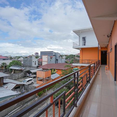 Отель Super Oyo 2639 Oxy Townhouse Манадо Экстерьер фото