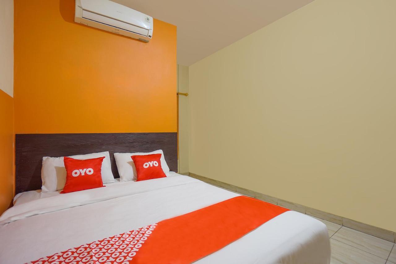 Отель Super Oyo 2639 Oxy Townhouse Манадо Экстерьер фото