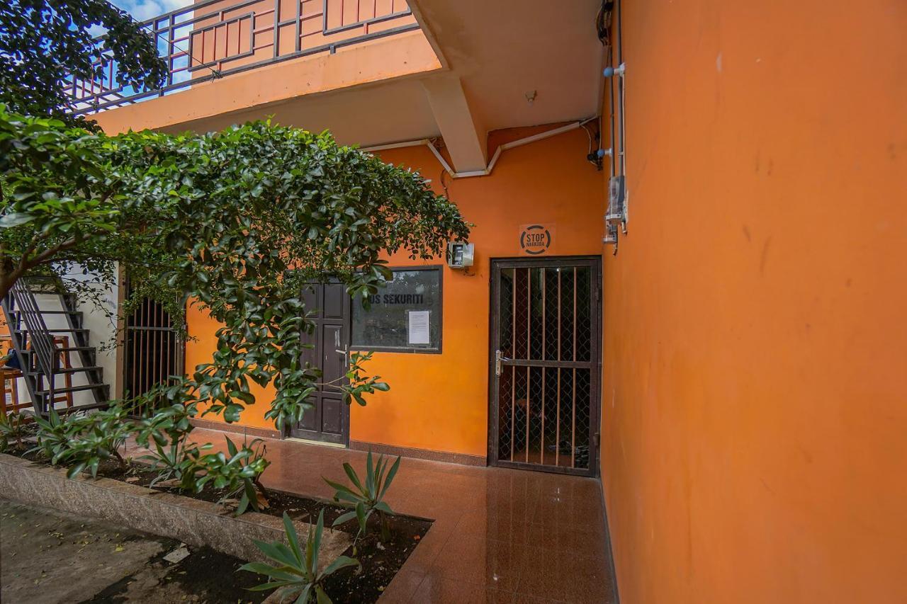 Отель Super Oyo 2639 Oxy Townhouse Манадо Экстерьер фото